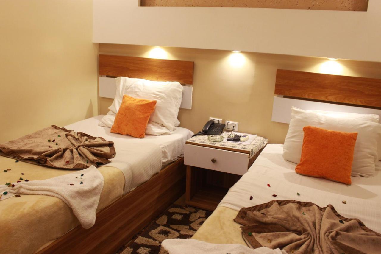 Osiris Hostal *